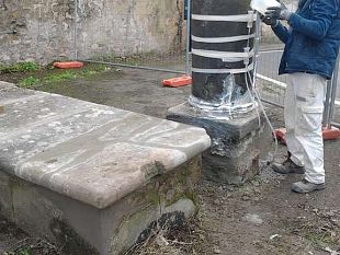 b402081901-poggio-imperiale-riparato-il-colonnino-in-pietra-abbattuto