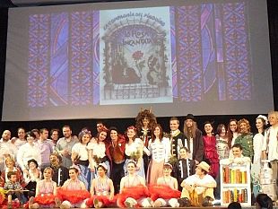 b104110239-la-rosa-incantata-sboccia-con-i-pinguini-di-impruneta