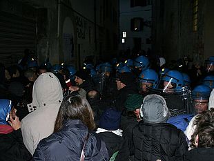 b201191036-sgombero-in-via-dei-conciatori-eseguito-l-ordine-di-matteo-renzi-foto