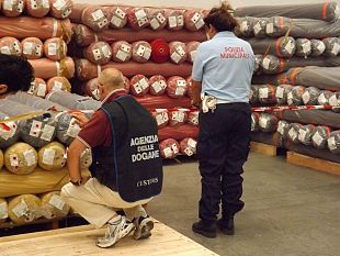 b311211445-cinquemila-rotoli-di-tessuto-di-contrabbando-recuperati-a-prato