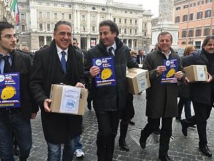 b401291728-contro-il-gioco-d-azzardo-la-toscana-porta-le-firme-a-roma