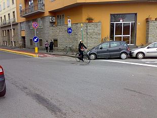 b002101200-firenze-la-pista-ciclabile-termina-in-una-strada-a-senso-unico-ma-contromano