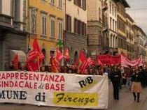 a611171417-diritto-allo-studio-giovani-in-piazza-br-corteo-contro-la-finanziaria-forzata-l-entrata-del-consiglio-reginale-e-ferito-un-vigilante