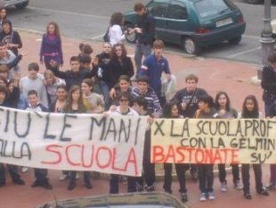 b105212126-sfondano-la-vetrina-del-pdl-durante-il-corteo-per-gli-arrestati