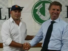 a412180013-cosmi-domenica-stringero-la-mano-a-somma