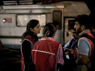 b401141827-operatori-fiorentini-di-medici-senza-frontiere-incontro-in-via-cavour