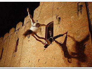 b307191900-mercantia-gran-finale-la-funk-off-cafelule-cirque-toameme-gruppi-acrobatici