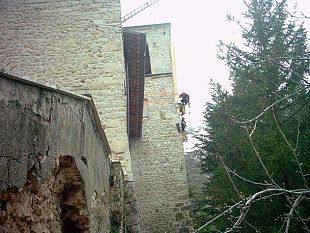 a904212207-terremoto-i-vigili-fiorentini-individuano-uno-sciacallo-in-azione-al-campo-di-bazzano