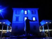 b311151502-colore-biancone-si-illumina-di-viola-il-meyer-di-blu