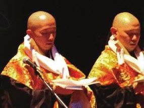 b110221828-il-canto-liturgico-buddista-nel-salone-dei-500