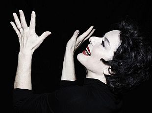 b302041342-monica-guerritore-a-firenze-rende-omaggio-a-judy-garland