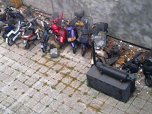 b202291437-motorini-la-discarica-del-parterre-in-piazza-della-liberta-foto