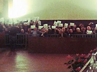 b402031837-movida-tra-le-proteste-sgomberata-aula-del-consiglio-pubblico-vergogna