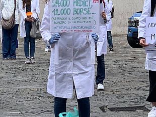 piazza-duomo-manifestano-specializzandi-e-aspiranti-medici