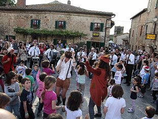 nel-castello-dei-balocchi-di-monteriggioni-arriva-la-repubblica-di-pinocchio-governata-dai-bambini