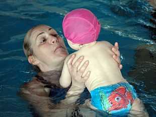 videocorso-di-nuoto-baby-nella-vasca-di-casa