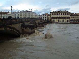 ondata-di-piena-arno-esondato-alle-sieci-per-qualche-centinaio-di-metri