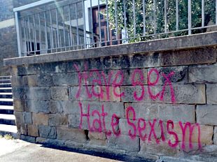 chiesa-del-galluzzo-muro-deturpato-lamarezza-del-parroco