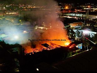 ex-tintoria-devastata-dalle-fiamme-nella-notte