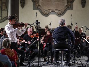 il-super-violino-di-leone-pini-17-anni-con-lorchestra-da-camera