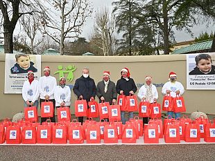 natale-doni-e-cioccolata-ai-bambini-della-pediatria