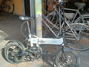 contromano-sul-marciapiede-con-bici-elettrica-investe-bimbo-e-scappa