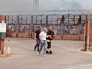 incendio-ghiomelli-garden-a-livorno-paura-nei-quartieri-vicini