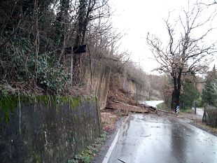 maltempo-a-lastra-a-signa-cede-muro-di-contenimento-della-fi-pi-li