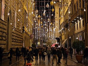 via-tornabuoni-si-accendono-le-luci-di-natale