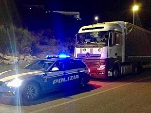 autopalio-fermato-camionista-ubriaco-nella-cabina-bottiglie-di-birra-vuote