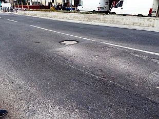 piazza-delle-cure-il-nuovo-asfalto-e-gia-pieno-di-buche