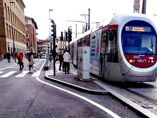 disteso-sui-binari-blocca-la-tramvia-con-se-una-bottiglia-di-gin-vuota