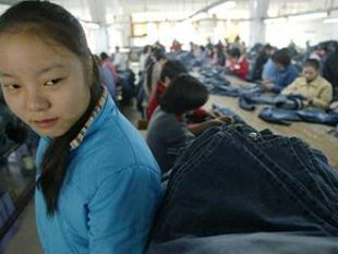 a712101420-china-blue-disumanita-nelle-fabbriche-cinesi