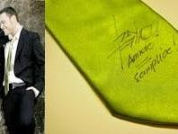 b311061712-tiziano-ferro-per-cure2children-asta-charity-stars-cravatta-autografata