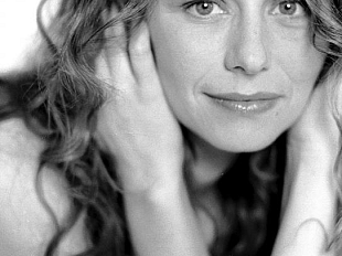 b111071454-credoinunsolodio-con-amanda-sandrelli