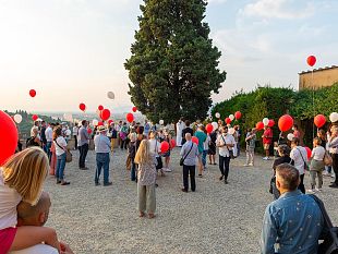 centinaia-di-palloncini-bianchi-e-rossi-in-ricordo-di-claudio-ciai