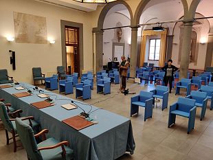 coronavirus-si-adeguano-anche-le-conferenze-stampa