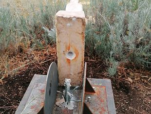 vandali-a-san-casciano-danneggiata-la-scultura-in-marmo-di-crivelli