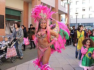 domenica-novoli-si-tinge-dei-colori-del-carnevale