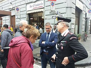 via-palazzuolo-i-cittadini-scendono-in-strada-e