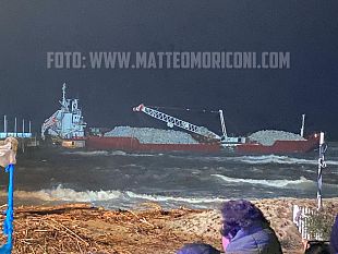 nave-incagliata-sopralluogo-di-giani-e-monni-a-marina-di-massa