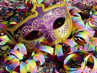 carnevale-stasera-a-viareggio-il-3-corso-mascherato-in-notturna