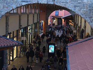 tanti-turisti-per-lo-shopping-della-partenza-dei-saldi-invernali