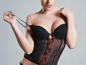 b207131611-ferrari-all-excelsior-la-pornostar-di-la-spezia-piu-famosa-d-italia