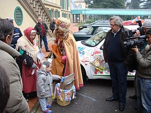 b301041447-befana-in-auto-d-epoca-con-milano-25-e-camet