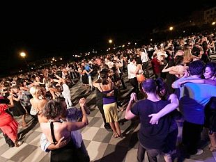 b307041929-a-livorno-scende-la-notte-blu