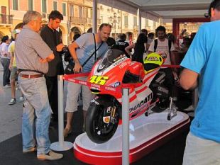 b109131926-fa-tappa-a-firenze-il-tour-generali-ducati-desmosedici-miti-in-moto