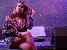 michela-giraud-in-versiliana-la-regina-della-stand-up-comedy