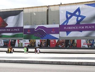 gigante-stretta-di-mano-alla-stazione-pace-tra-israele-e-palestina