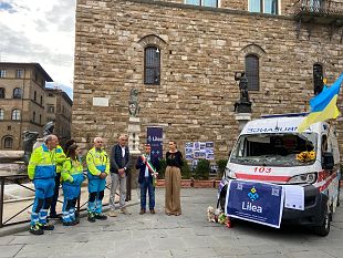 ucraina-a-firenze-unambulanza-crivellata-di-proiettili-russi